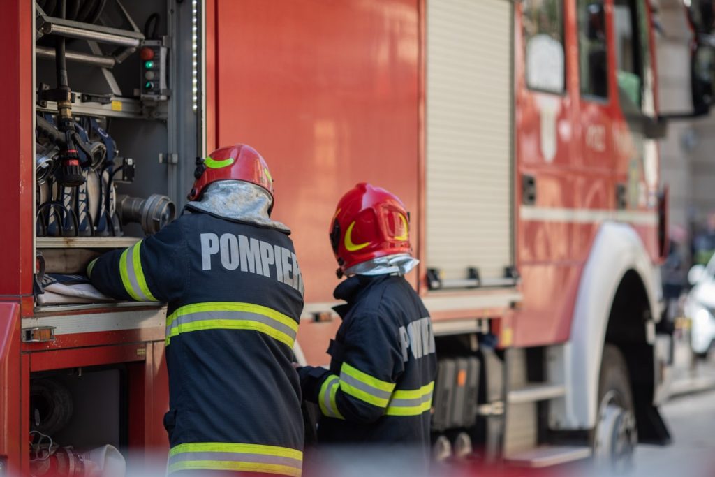 Foc devastator în inima comunei Palatca: O femeie găsită carbonizată într-o cabană în flăcări În noaptea de luni spre marți, un incendiu puternic a urgentat forțele de intervenție din județul Cluj, lăsând în urmă o pictură macabră de fum și foc