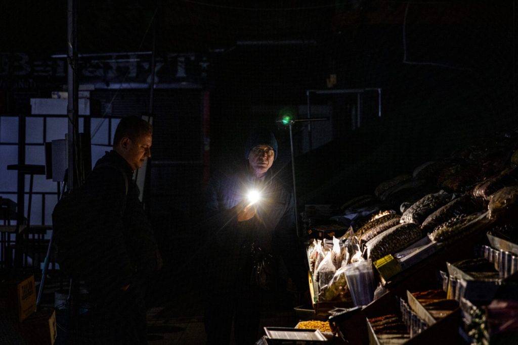 Kievul anunță stare de urgență în infrastructura energetică, pe fondul atacurilor repetate Infrastructura energetică a Ucrainei, deja vulnerabilizată de conflictul prelungit cu Rusia, se află într-o stare critică după o serie de atacuri care au provocat avarii majore