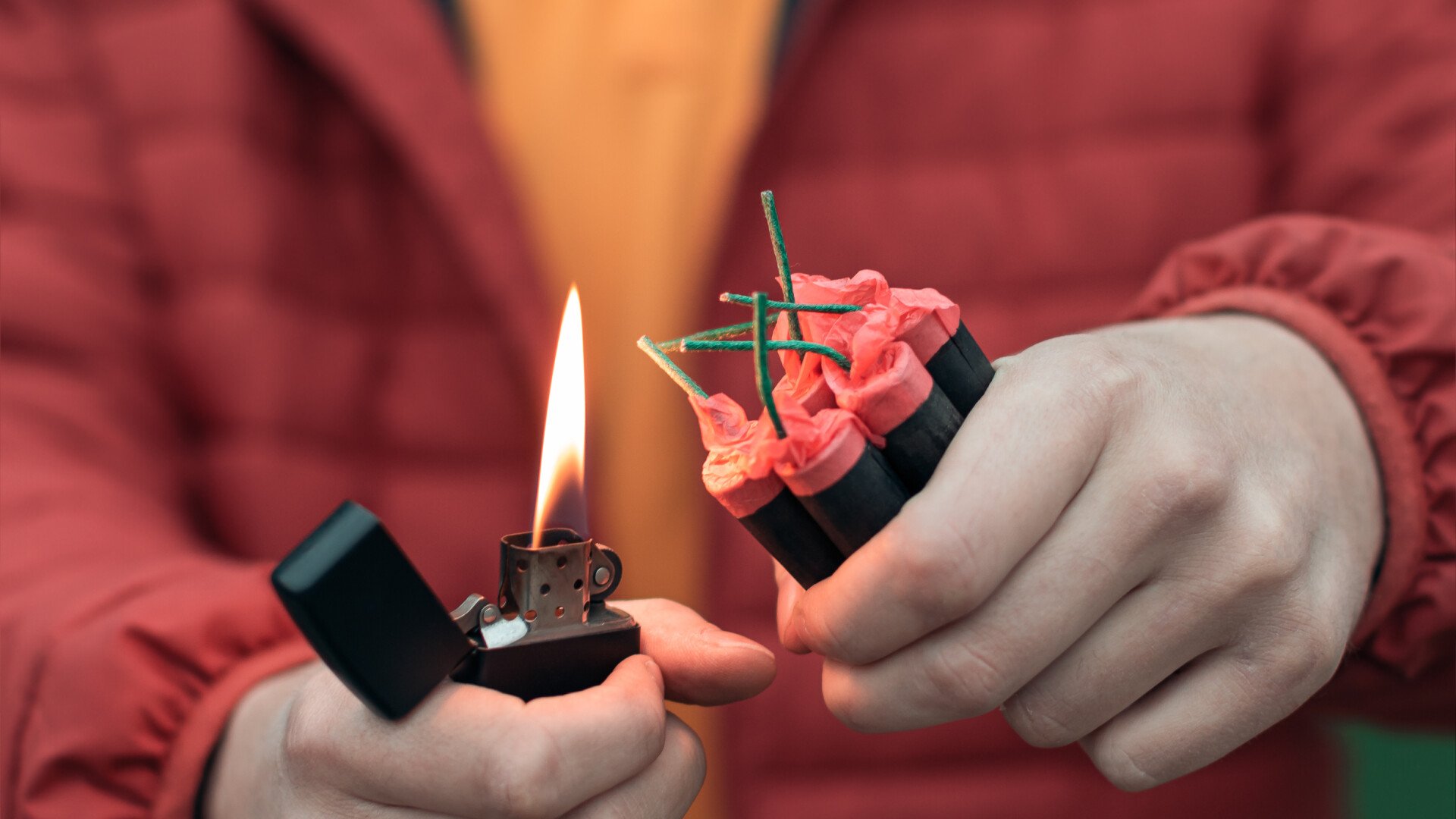 Polițiștii confiscă 100 de tone de artificii neautorizate O acțiune amplă a autorităților a dus la confiscarea a 100 de tone de articole pirotehnice neautorizate, în urma descoperirii unui depozit clandestin în București