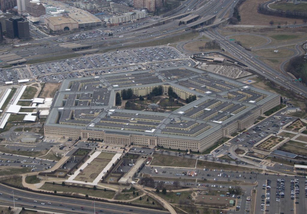 Pentagonul promovează inteligența artificială avansată pentru operațiuni militare și administrație civilă Statele Unite sunt în plin proces de consolidare a poziției sale în domeniul tehnologiei AI, iar ultimele inițiative din sectorul militar dovedesc ambiția Washingtonului de a transforma și de a securiza nu doar apărarea, ci și gestionarea informațiilor civile