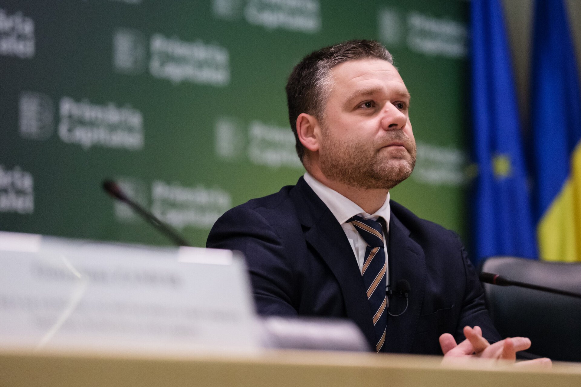 Primarul general al Capitalei, Ciprian Ciucu, reacționează vehement în fața acuzațiilor recente legate de integritatea sa academică, după ce portalul de știri Edupedu.ro a publicat informații despre o potențială incongruență în CV-ul său, legată de atribuirea unei funcții de lector în cadrul Universității din București, pe care nu ar fi deținut-o legal