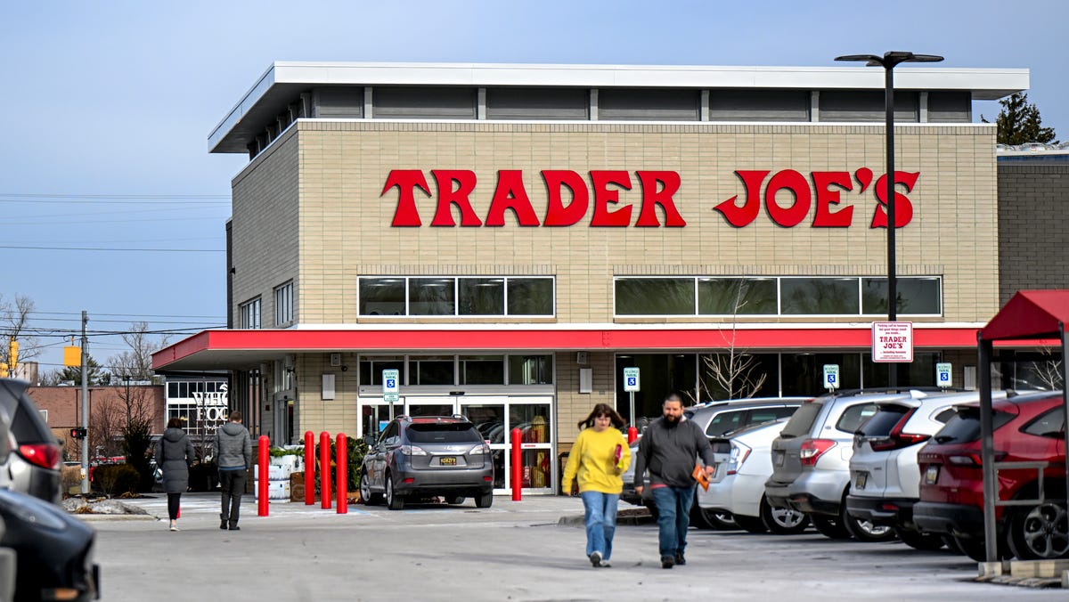 Trader Joe’s lansează o geantă verde de ediție limitată pentru sărbători Trader Joe’s a surprins clienții cu lansarea unei genți verzi din pânză, disponibilă în ediție limitată, perfectă pentru perioada sărbătorilor