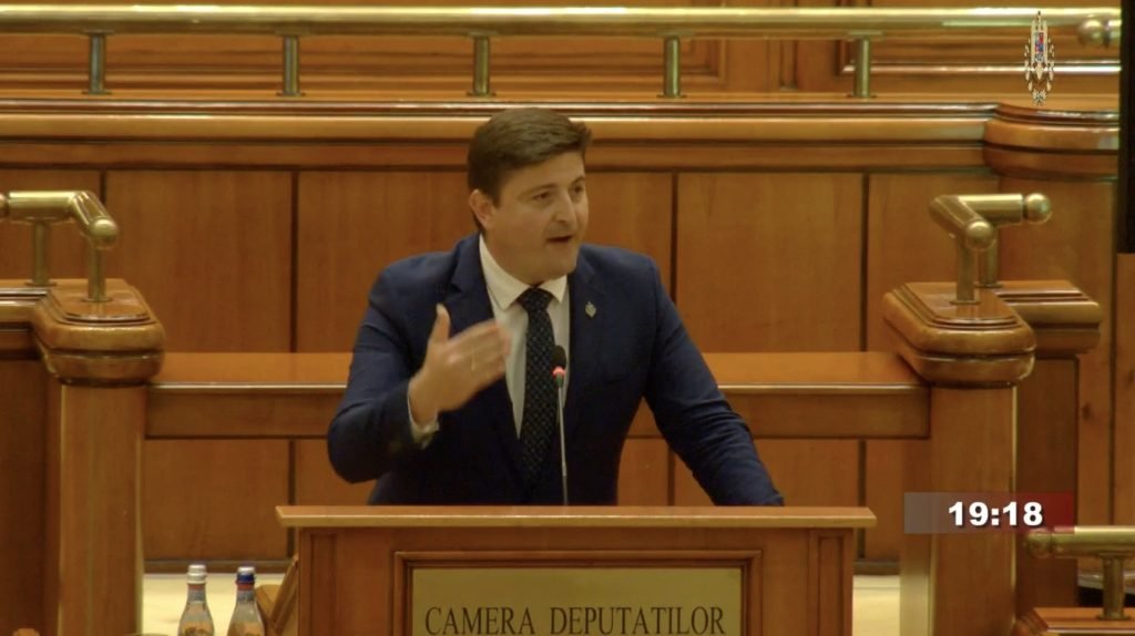 Deputatul USR Alexandru Dimitriu anunță demersuri pentru înlăturarea judecătorilor CCR care boicotează ședințele Situație tensionată în cadrul Curții Constituționale a României, unde un nou conflict pare să fi escaladat după ce deputatul USR Alexandru Dimitriu a declarat că va depune o solicitare oficială pentru încetarea mandatelor a patru judecători ai CCR