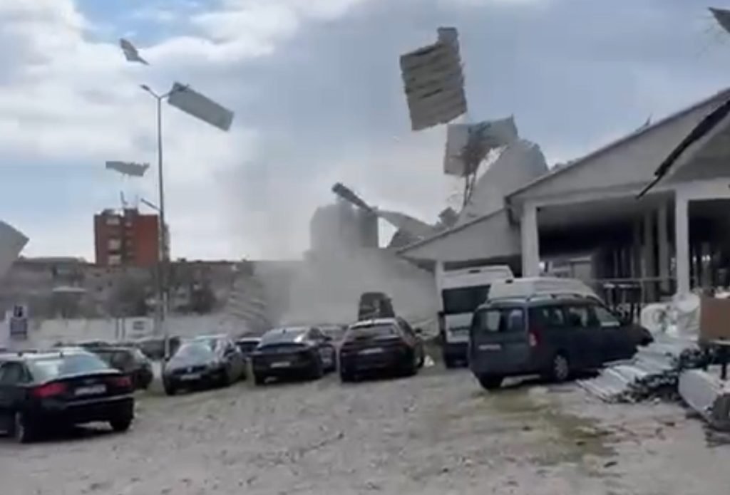 [ad_1] Vântul puternic care a lovit duminică zona de sud a județului Brașov, inclusiv orașul reședință, a cauzat avarii la acoperișuri, a scurtcircuitat liniile electrice și a doborât copaci din rădăcină, conform unei informări oficiale