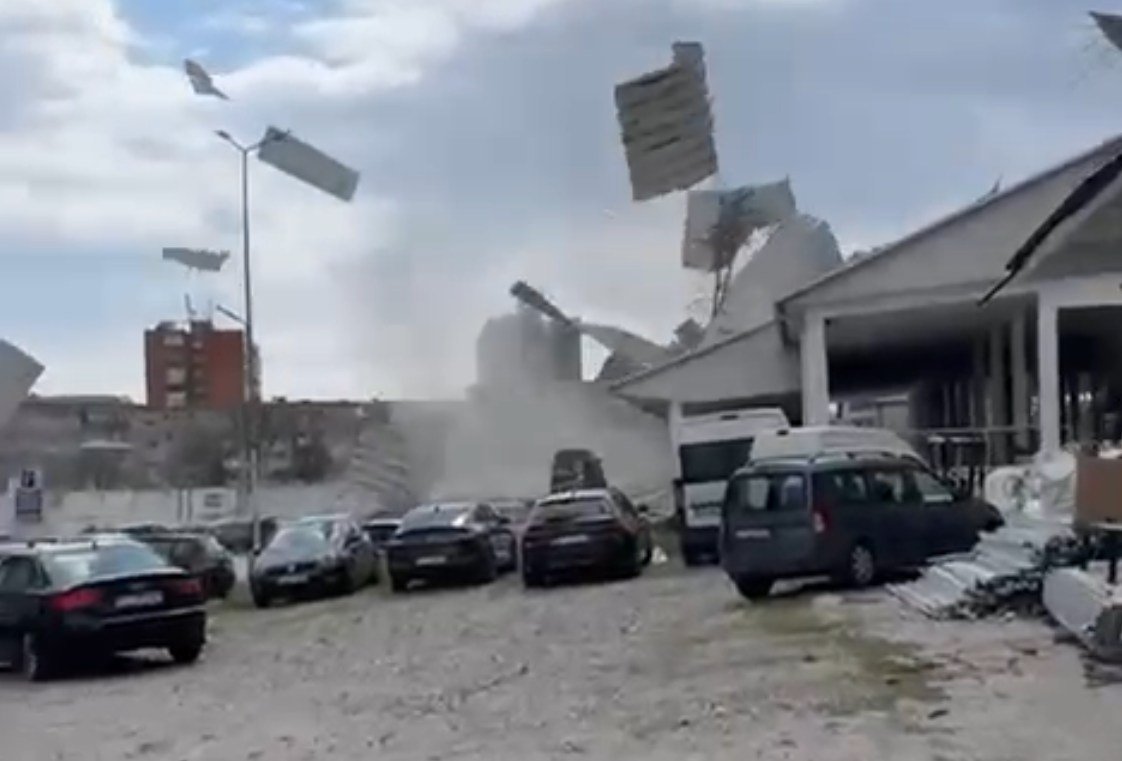 [ad_1] Vântul puternic care a lovit duminică zona de sud a județului Brașov, inclusiv orașul reședință, a cauzat avarii la acoperișuri, a scurtcircuitat liniile electrice și a doborât copaci din rădăcină, conform unei informări oficiale