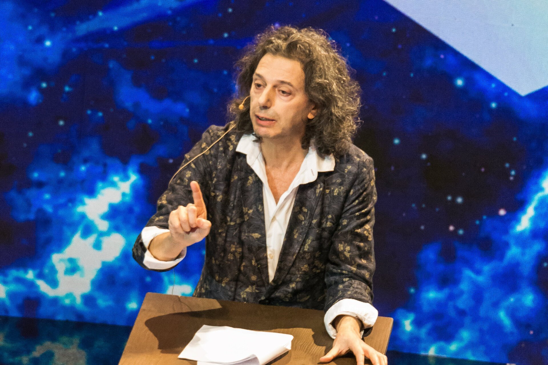 Filosoful francez Eric Sadin lansează un apel dur la nivel global pentru a opri „uraganu” tehnologic al inteligenței artificiale, subliniind riscurile majore pe care le presupune pentru cultură, etică și civilizație