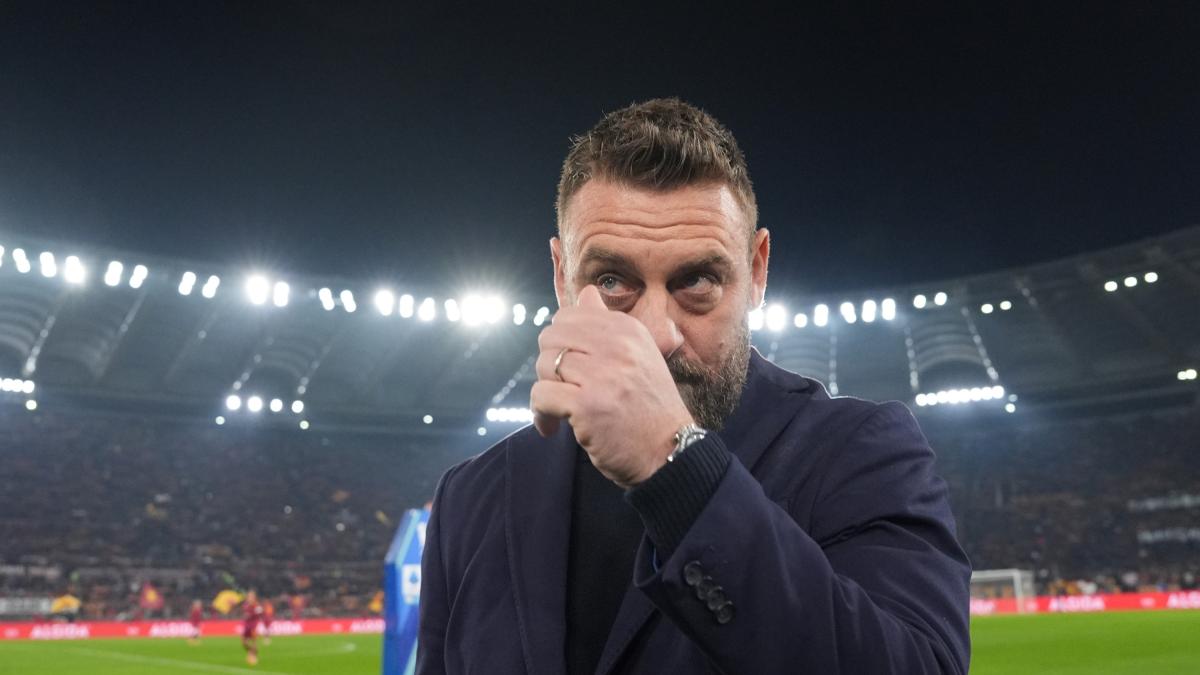 Roma-Genoa, De Rossi: l'accoglienza dello stadio Olimpico con cori, striscioni e video