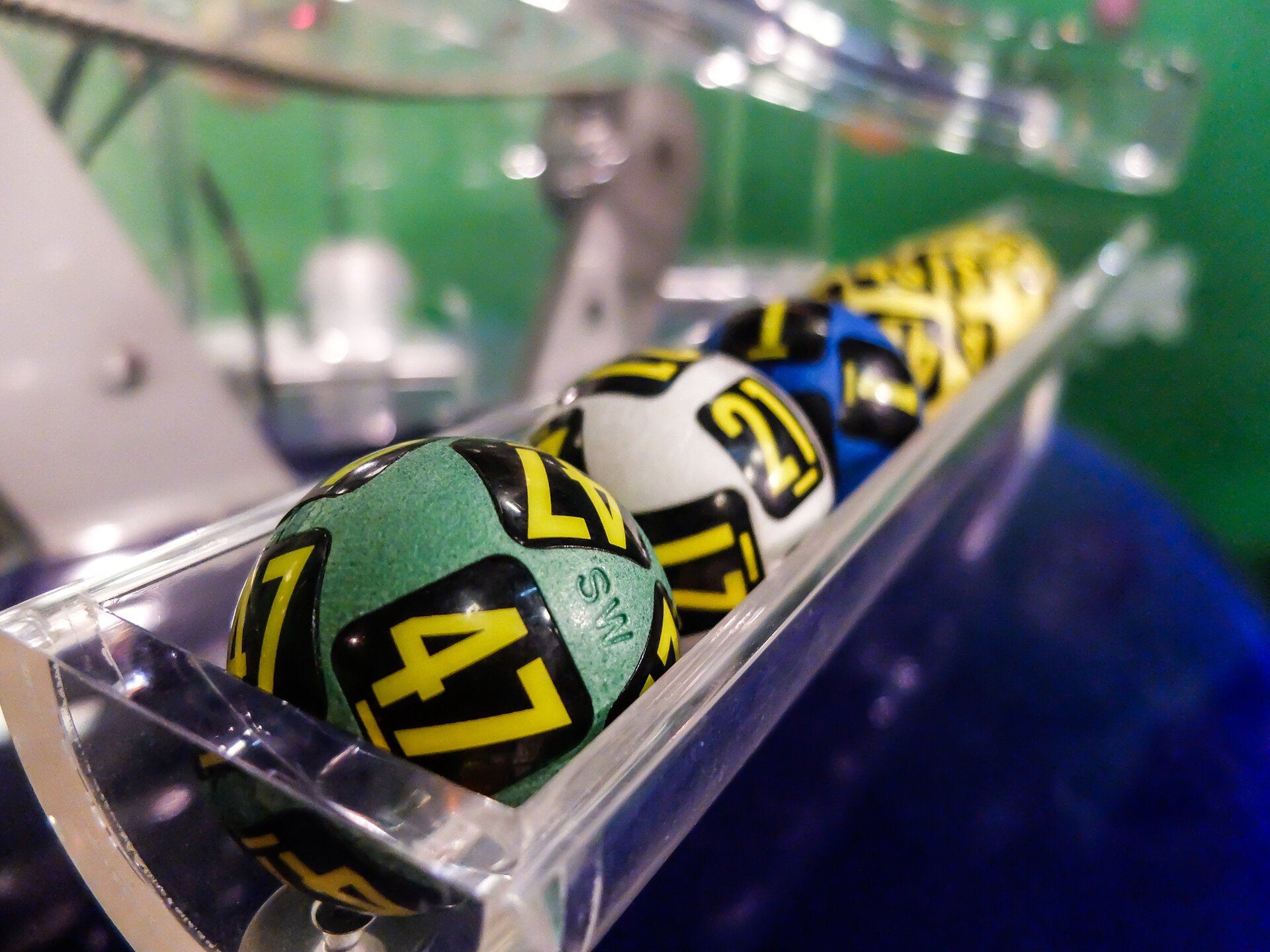 Reporturi Record la Loteria Română de Anul Nou Miercuri, pe 31 decembrie, Loteria Română va organiza tragerile speciale de Anul Nou, aducând cu sine reporturi impresionante la cele mai populare jocuri: Loto 6/49, Joker și Loto 5/40