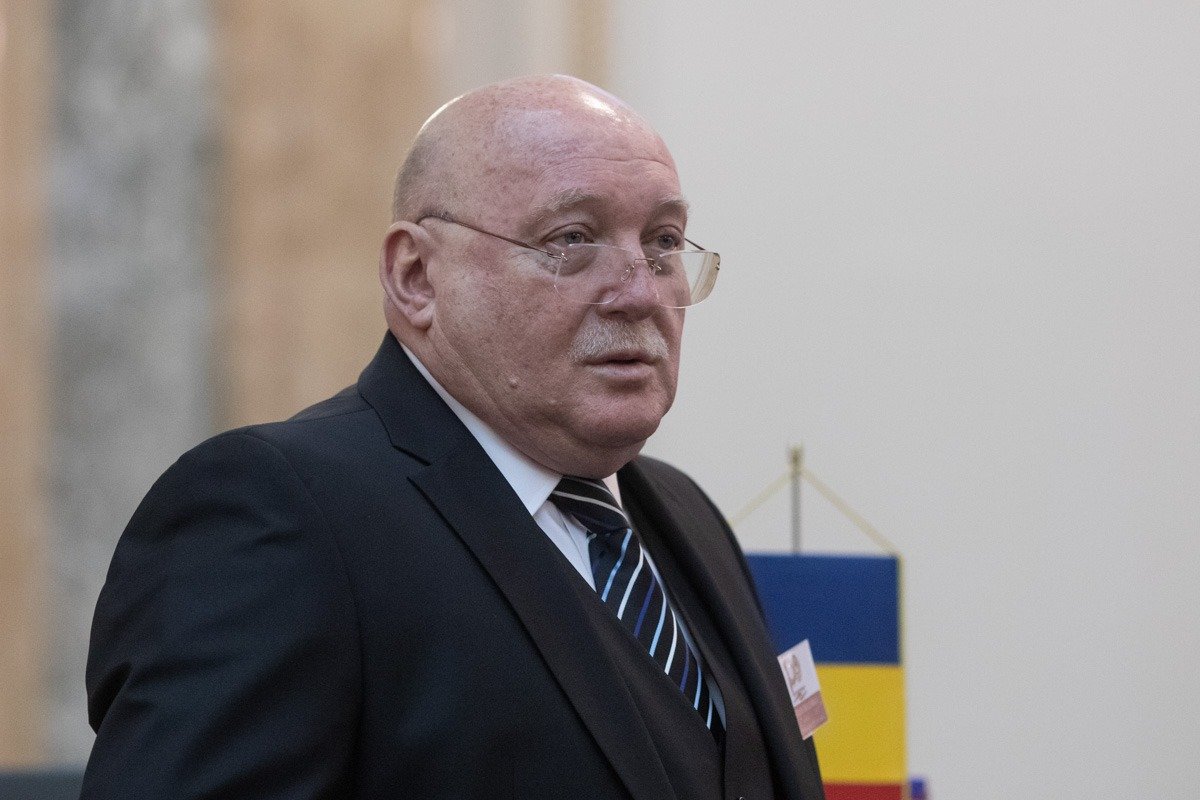 Judecătoria CCR devine mai agitată decât oricând: unul dintre judecători a solicitat concediu pentru 2026, chiar în mijlocul unei crize institutionale Tensiune majoră la Curtea Constituțională a României (CCR), acolo unde implicarea și deciziile judecătorilor sunt puse sub semnul întrebării, după ce şedinţa de luni a fost anulată în mod controversat, ca urmare a boicotului decis de patru dintre magistrați