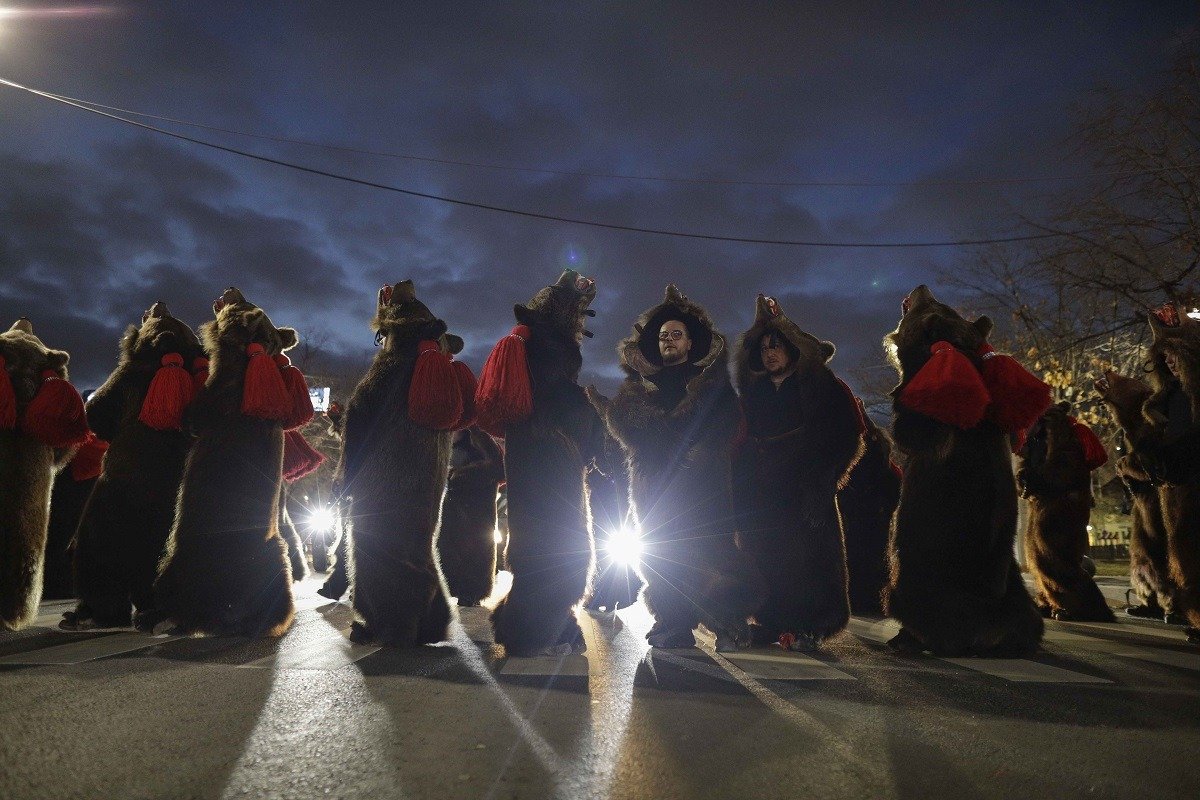 Copii din Brașov devin, din nou, mici ambasadori ai bucuriei și generozității în sezonul rece, când tradițiile de colindat prind viață în fiecare an