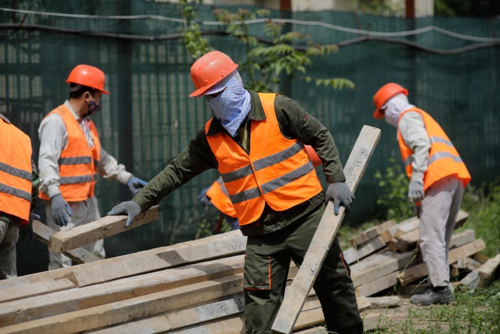 Guvernul României a aprobat un plan ambițios pentru anul 2026: un contingent de 90.000 de lucrători străini nou-admişi, menită să umple golul de personal resimțit în diverse sectoare economice
