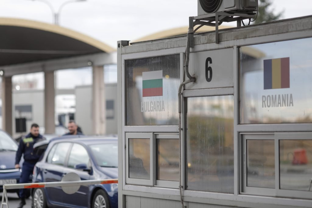 Bulgaria pășește spre euro, dar cu temeri privind prețurile și stabilitatea politică Bulgaria se pregătește să devină al 21-lea stat membru al zonei euro, o decizie inclusiv simbolică, ce va fi oficializată în această noapte, odată cu trecerea formală la moneda unică europeană