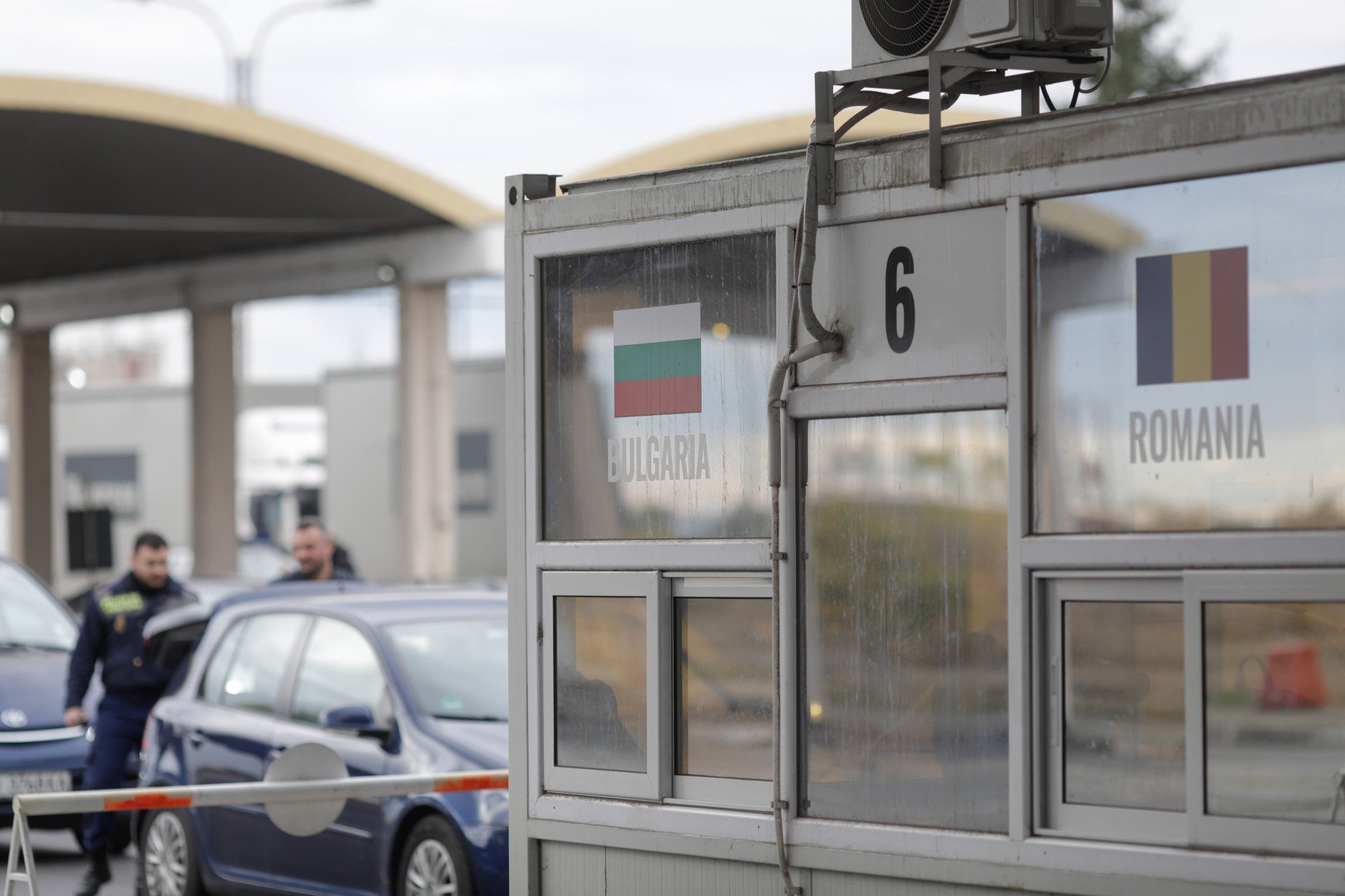 Bulgaria pășește spre euro, dar cu temeri privind prețurile și stabilitatea politică Bulgaria se pregătește să devină al 21-lea stat membru al zonei euro, o decizie inclusiv simbolică, ce va fi oficializată în această noapte, odată cu trecerea formală la moneda unică europeană