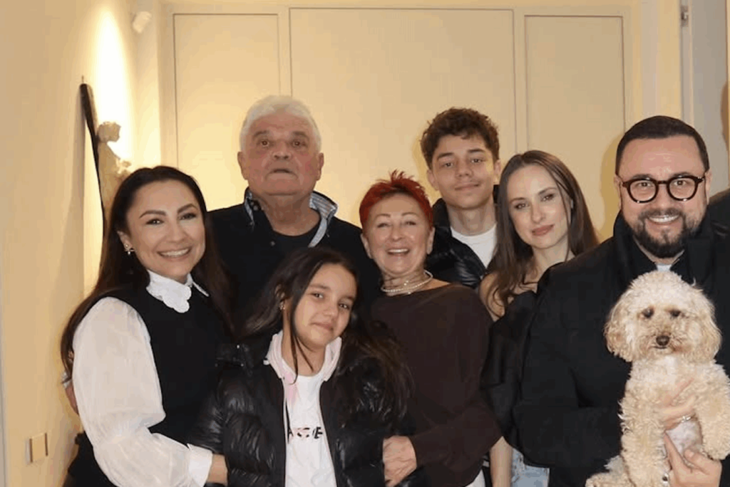 Ioan Andone, vizitat de celebrități românești la Marbella În pragul Anului Nou, Ioan Andone (65 de ani), fost jucător și antrenor emblematic al echipei Dinamo București, a avut parte de o surpriză plăcută: vizita celebrilor Cătălin și Andra Măruță la reședința sa din Marbella, Spania