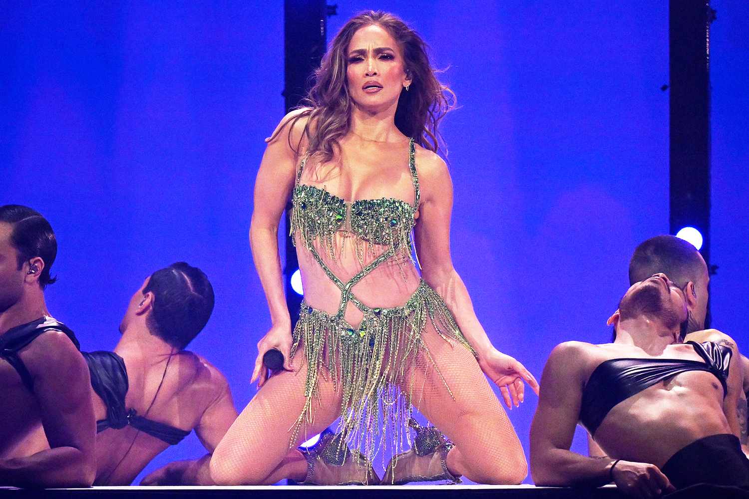 Jennifer Lopez răspunde criticilor: „Dacă ai acest corp, ai fi purtat și tu haine sexy!” În cadrul debutului rezidenței sale „Up All Night Live” la Las Vegas, Jennifer Lopez a abordat cu umor criticile referitoare la stilul său vestimentar