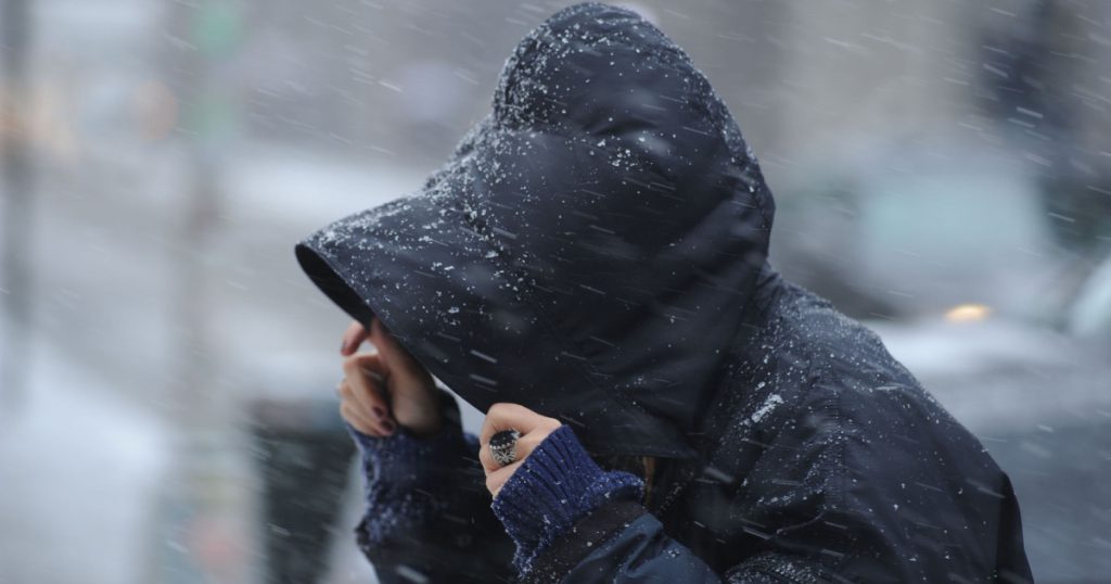 Cod galben de vânt puternic, ninsori slabe și temperaturi scăzute în ultimele zile din 2025 Administrația Națională de Meteorologie (ANM) a emis un cod galben de vânt puternic pentru estul și sud-estul României, în urma unor avertizări anterioare de vreme severă