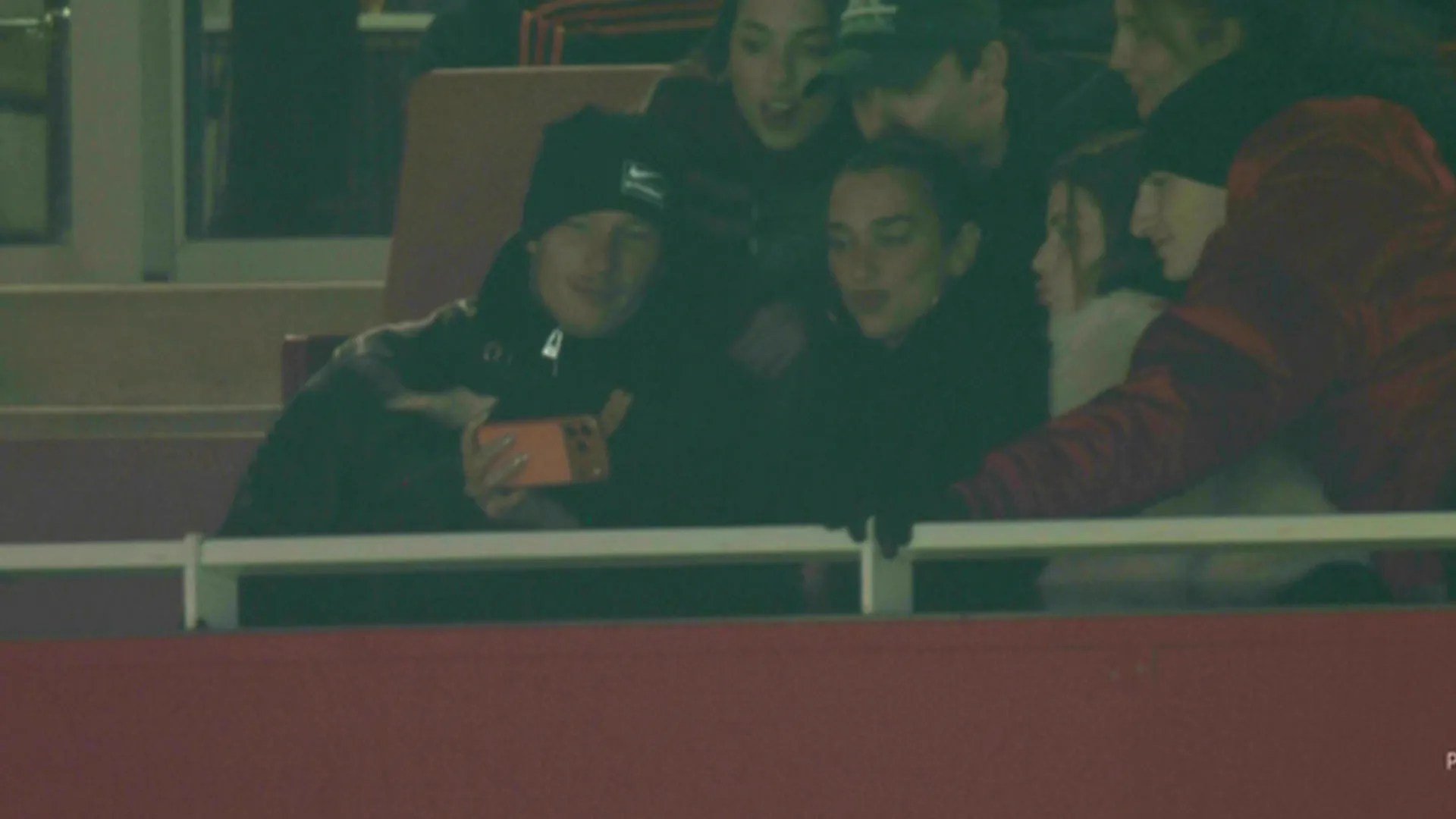 Dua Lipa, spectator la meciul Arsenal – Aston Villa: Prezența unui star global atrage atenția fanilor Într-o seară de marți plină de tensiune, Arsenal a înfruntat Aston Villa într-un meci crucial pentru a-și menține poziția de lider în Premier League