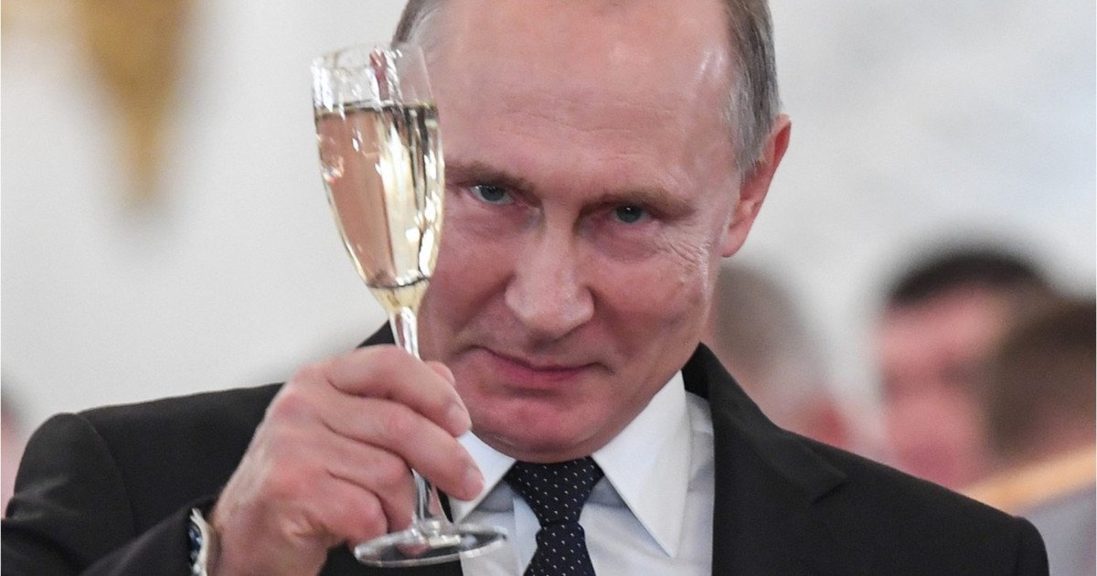 Discursul Anului Nou al lui Putin: Mesaj de unitate în vremuri de tensiune Președintele Federației Ruse, Vladimir Putin, a alege să transmită un mesaj de unitate și devotament în tradiționalul său discurs de Anul Nou, unul dintre cele mai scurte din perioada recentă, cu o durată de 3 minute și 21 de secunde