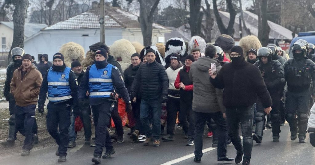 Bătaia tradițională de la Ruginoasa, oprită cu gaze lacrimogene de jandarmi Jandarmii au intervenit miercuri dimineață în comuna ieșeană Ruginoasa pentru a opri tradiționala bătaie cu ciomegele, întâlnire care, în trecut, a degenerat în violențe