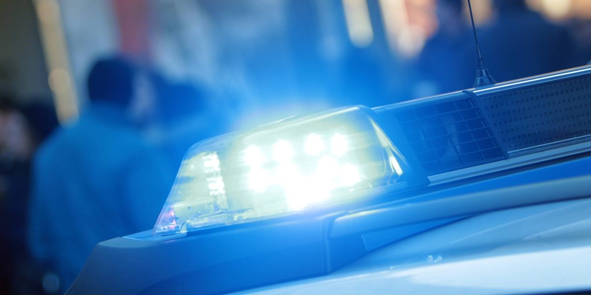 Auf dem Einsatzwagen der Polizei leuchtet das Blaulicht auf.