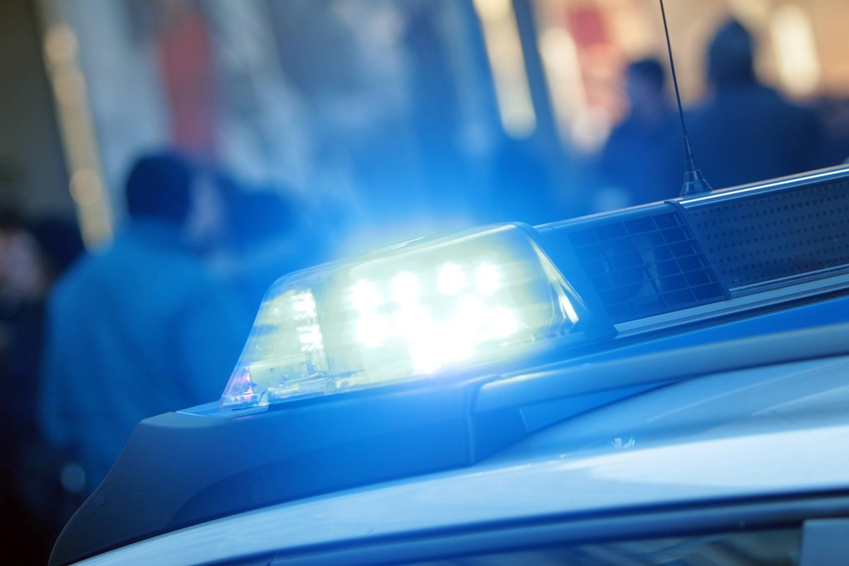 Auf dem Einsatzwagen der Polizei leuchtet das Blaulicht auf.