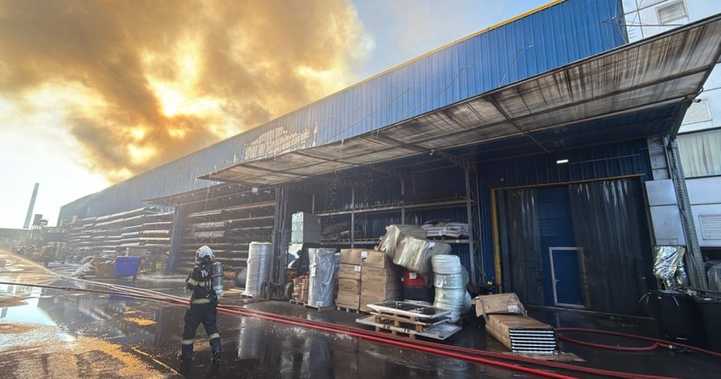 Flacări intense în București: depozit de materiale sanitare în sectorul 6, provocare pentru pompieri.