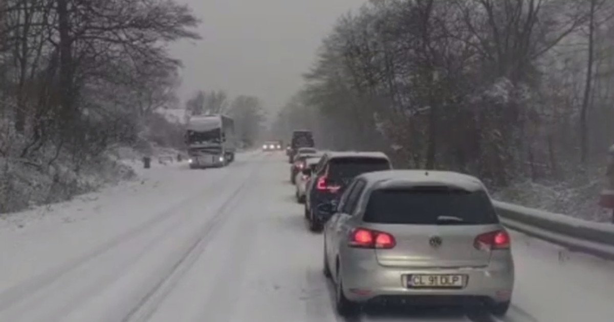 Circulație îngreunată pe Valea Oltului, din cauza ninsorilor abundente Traficul pe DN 7 – Valea Oltului se află sub o presiune semnificativă, ca urmare a ninsorilor abundente care afectează zona