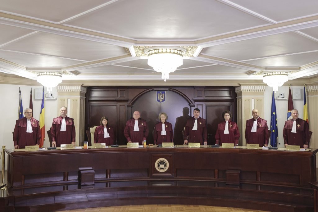 Curtea Constituțională în criza cvorumului: un nou episod de tensiune la vârful Justiției românești Duminică, Judecătorii Curții Constituționale a României (CCR) au provocat un nou val de incertitudine, retrăgându-se din sala de ședință pentru a obstrucționa votul asupra legii pensiilor magistraților