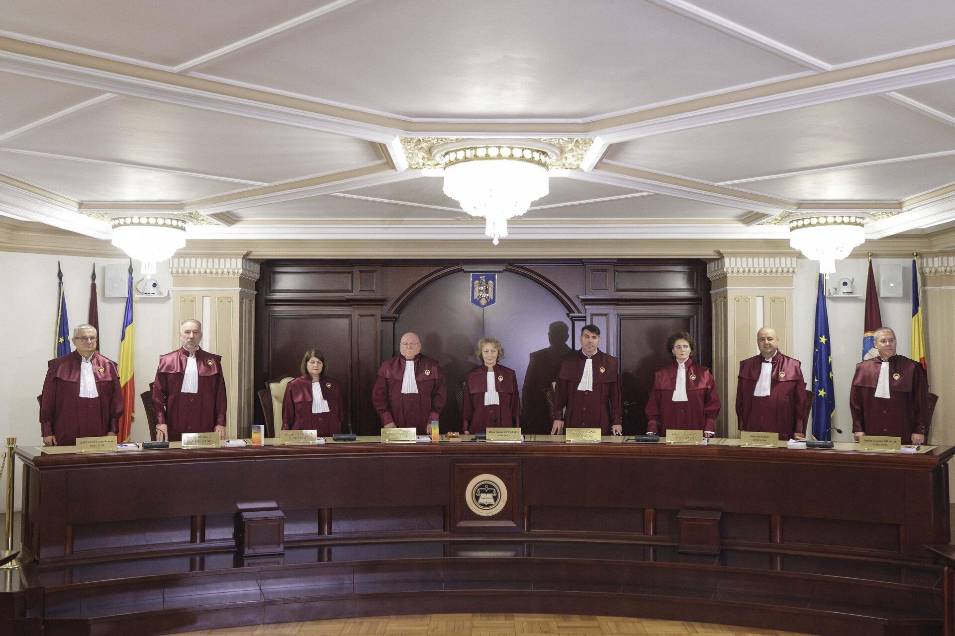 Curtea Constituțională în criza cvorumului: un nou episod de tensiune la vârful Justiției românești Duminică, Judecătorii Curții Constituționale a României (CCR) au provocat un nou val de incertitudine, retrăgându-se din sala de ședință pentru a obstrucționa votul asupra legii pensiilor magistraților