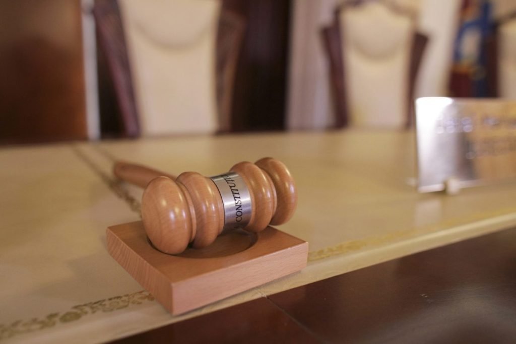 Liberalul Raluca Turcan și Alexandru Muraru critică CCR după amânarea ședinței despre pensiile magistraților, susținând că ar putea fi o tactică de blocaj instituțional pentru amânare perpetuă