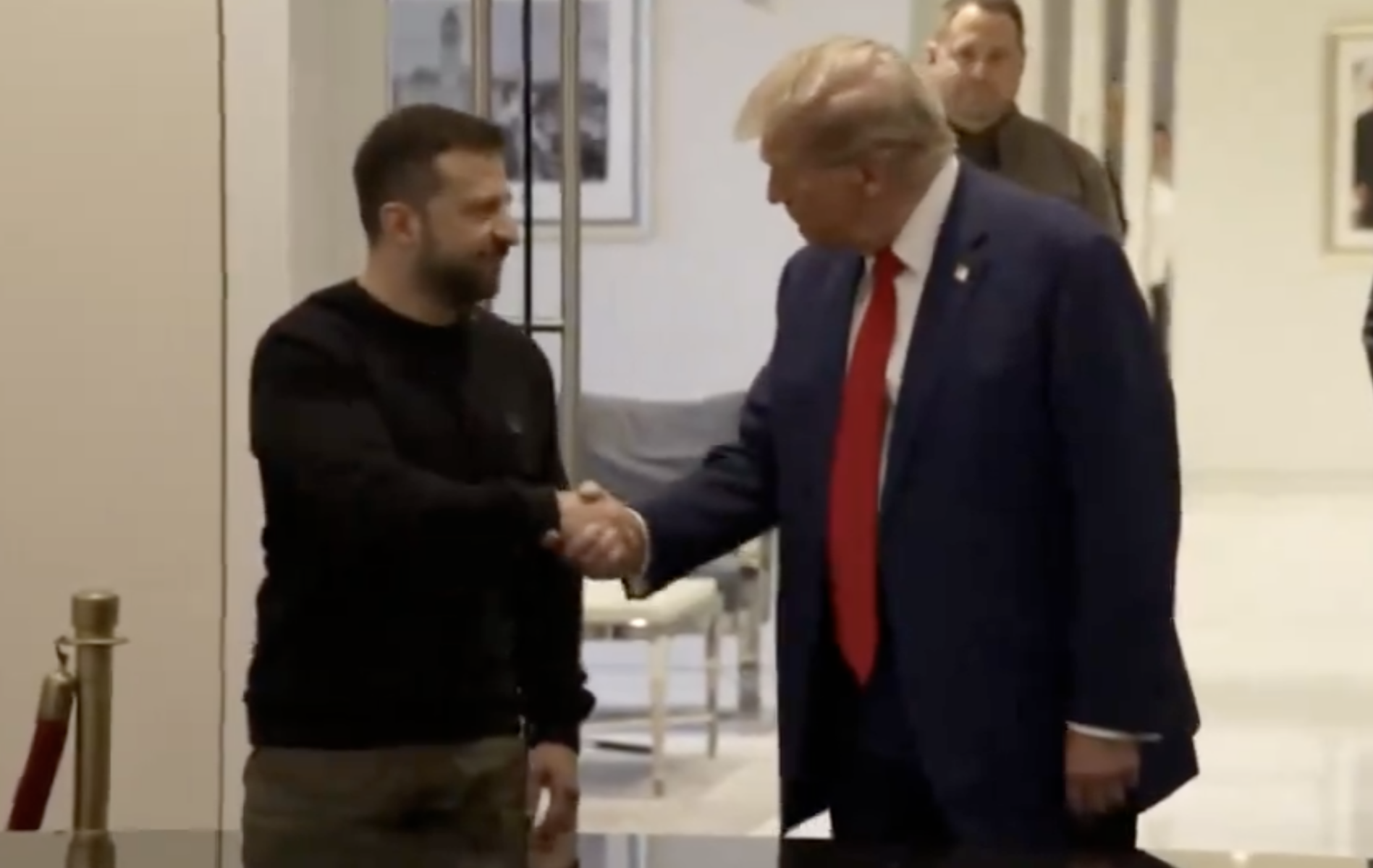 Sarcina dificilă a negocierilor pentru pace în Ucraina: ultimele declarații ale liderilor americani și ucraineni Președintele american Donald Trump a anunțat recent că negocierile pentru încheierea conflictului din Ucraina par să fi intrat într-o fază dificilă, existând „una sau două probleme spinoase” care încă blochează evoluția dialogului