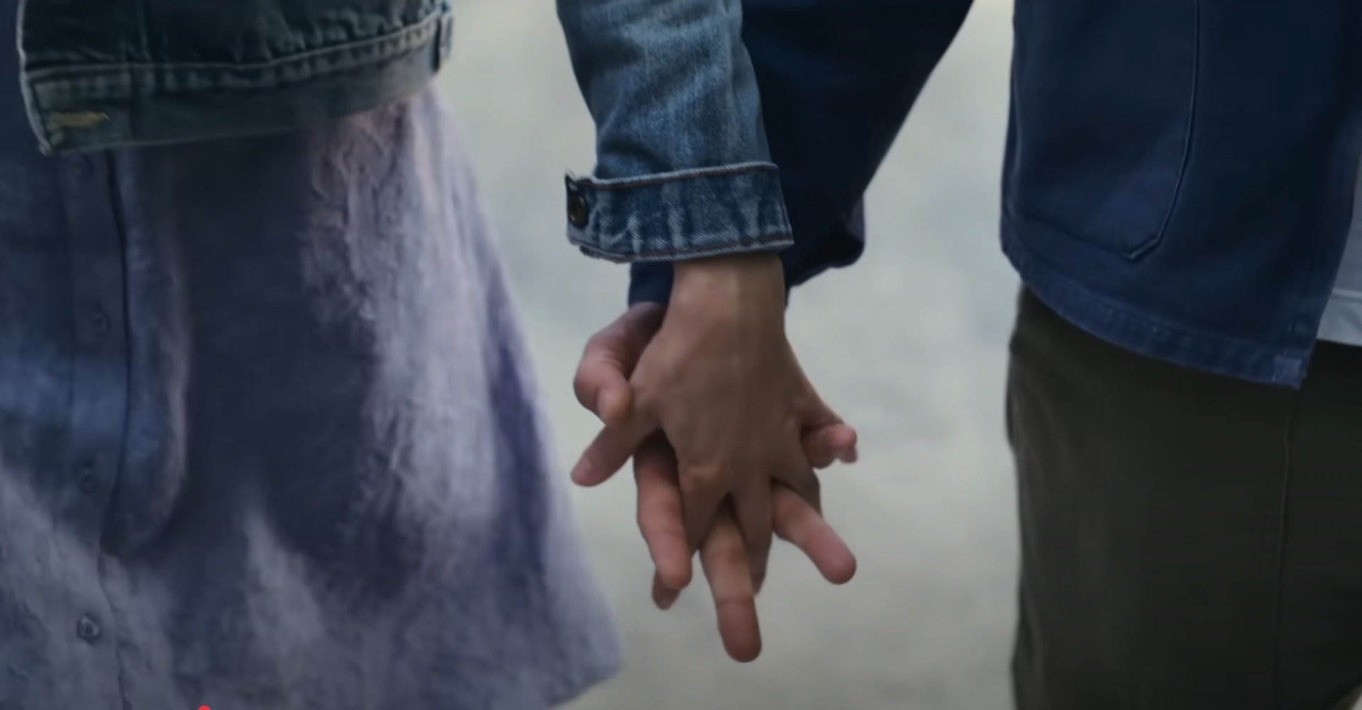 Polonia face un pas important spre recunoașterea drepturilor persoanelor LGBTQ+: Guvernul aproba un proiect de lege pentru “contracte de coabitare” Polonia, cunoscută pentru poziția sa conservatoare și tradiționalistă în privința drepturilor LGBTQ+, a făcut recent un pas semnificativ în direcția recunoașterii unităților familiale neconvenționale