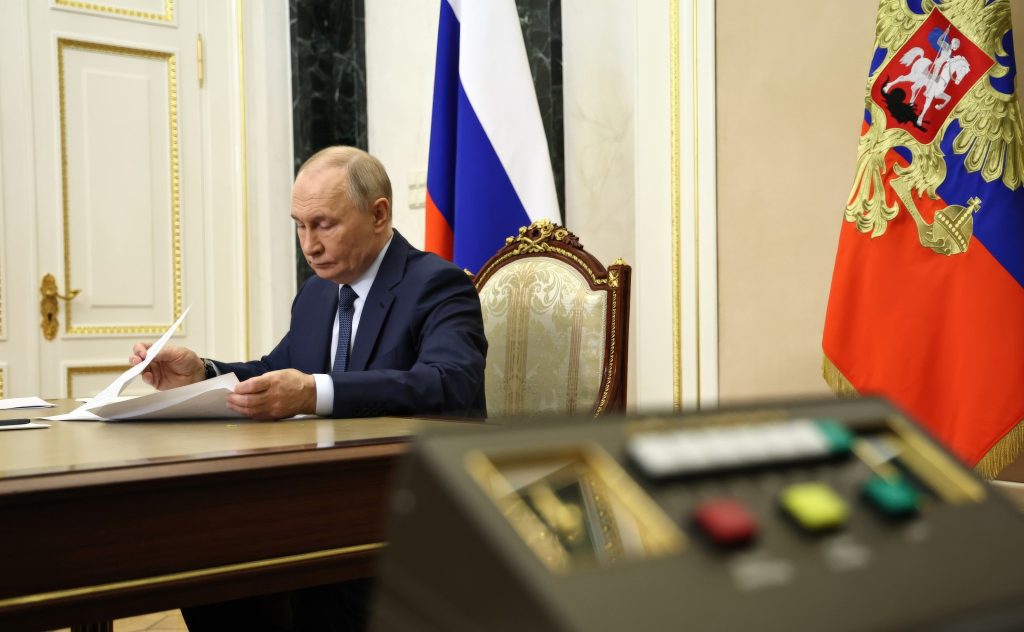 Președintele rus Vladimir Putin a anunțat luni o revizuire a poziției sale în negocierile de pace cu Ucraina, în urma acuzațiilor conform cărora Kievul ar fi încercat să-l atace cu drone la reședința sa din regiunea Novgorod