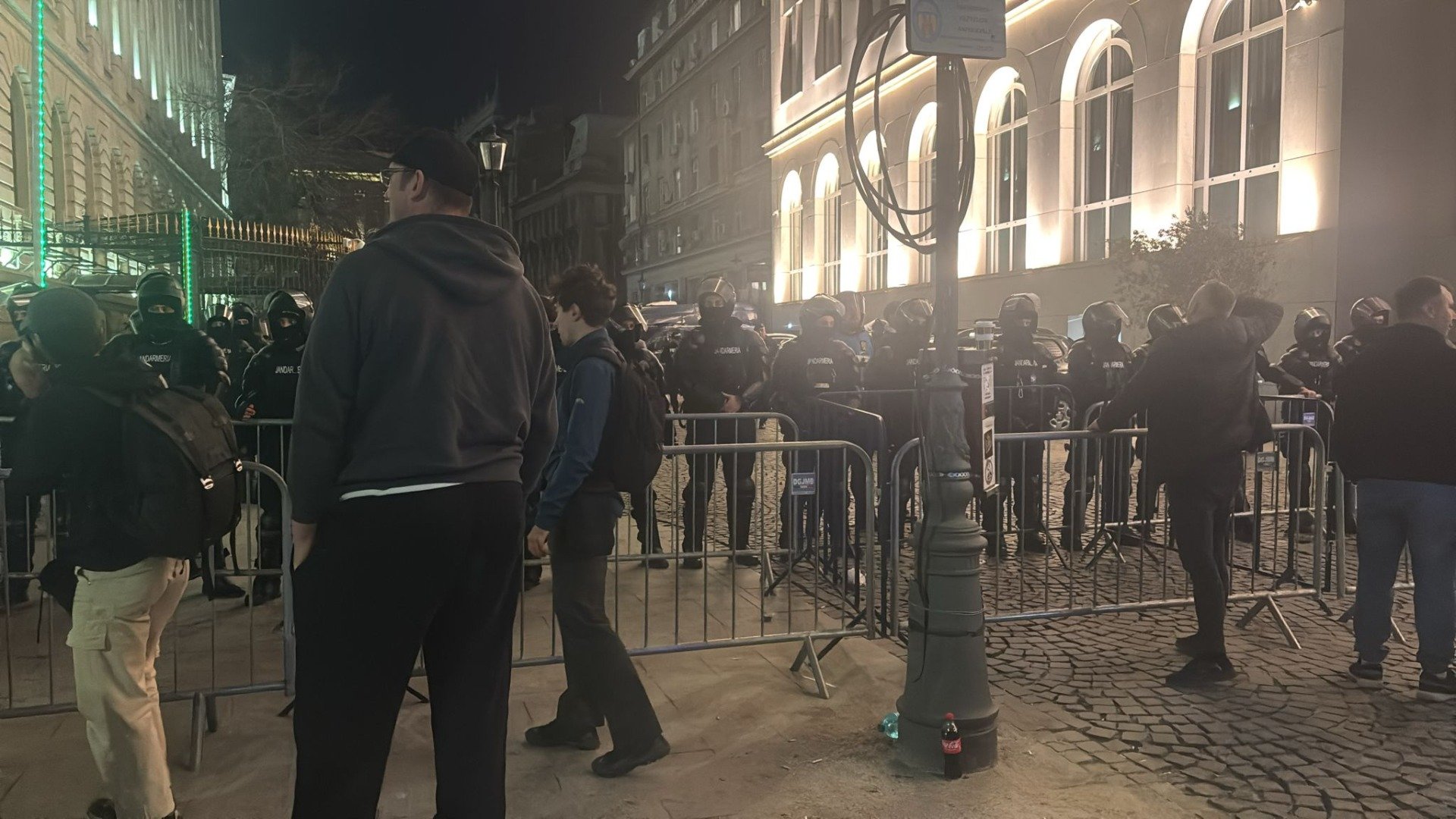 Bărbat din București, condamnat pentru instigare la revoltă cu riscul unor conflicte violente la Guvern Un bărbat din București, simpatizant al liderilor politici Călin Georgescu și George Simion, a fost condamnat recent de Judecătoria Sector 6 la plata unei amenzi penale de 8.400 lei pentru instigare publică, după ce în luna mai a făcut un apel la acțiuni violente împotriva clădirii Guvernului