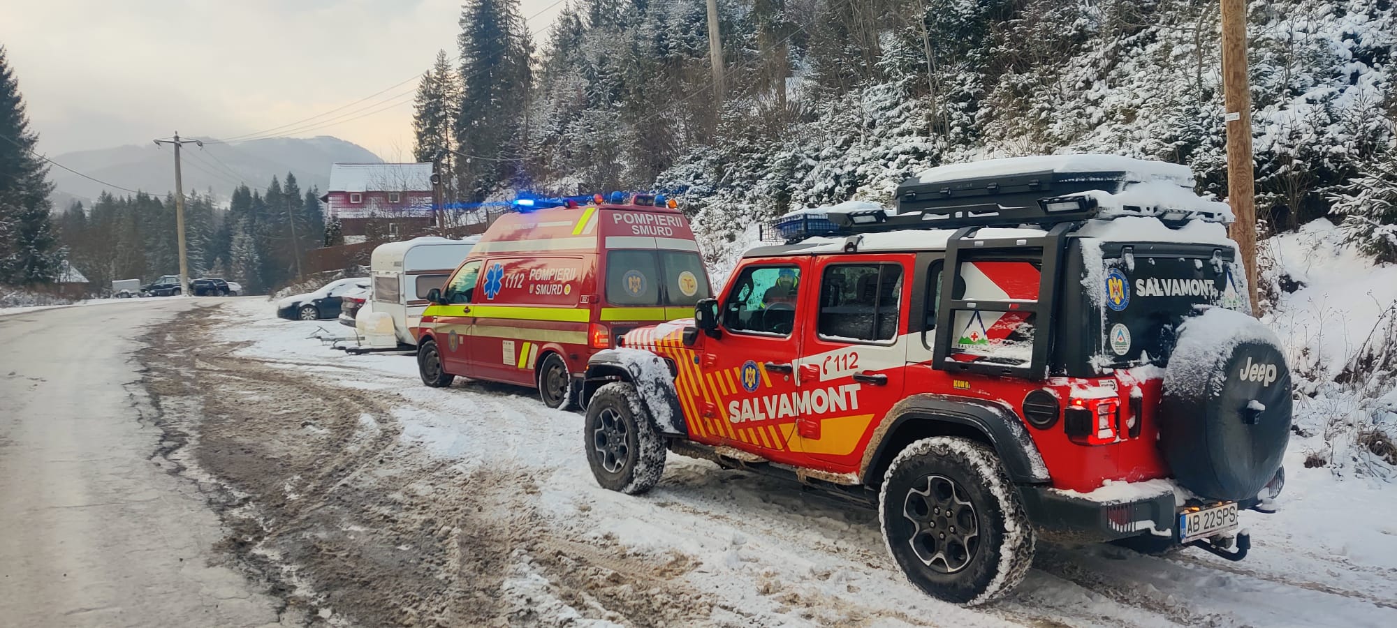 Doi turiști răniți după ce ATV-ul în care se aflau s-a răsturnat în pădurea de la Arieșeni În ultima zi a anului, echipele de salvare au intervenit de urgență pentru a ajuta doi turiști implicați într-un accident petrecut în zona Galbena, din apropierea stațiunii montane Arieșeni, la limita dintre județele Alba și Bihor