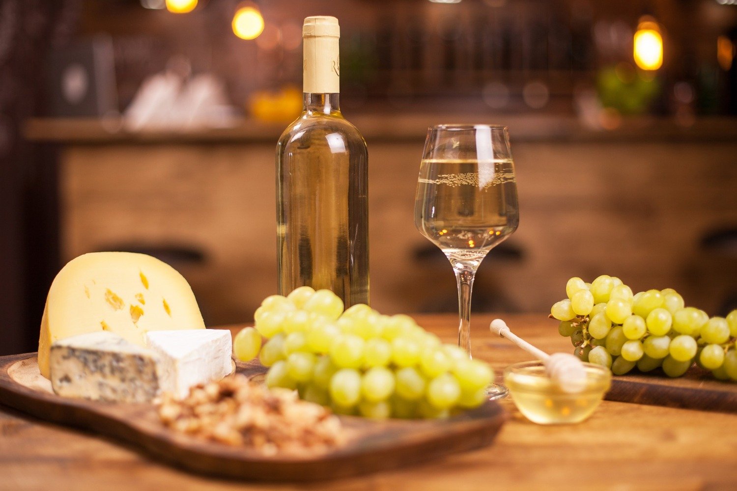 Mese simple, gustări savuroase: Wine & Cheese pentru serile de iarnă / Patru idei de preparate ideale pentru o seară liniștită lângă șemineu, acompaniate de vin și snack-uri rapide