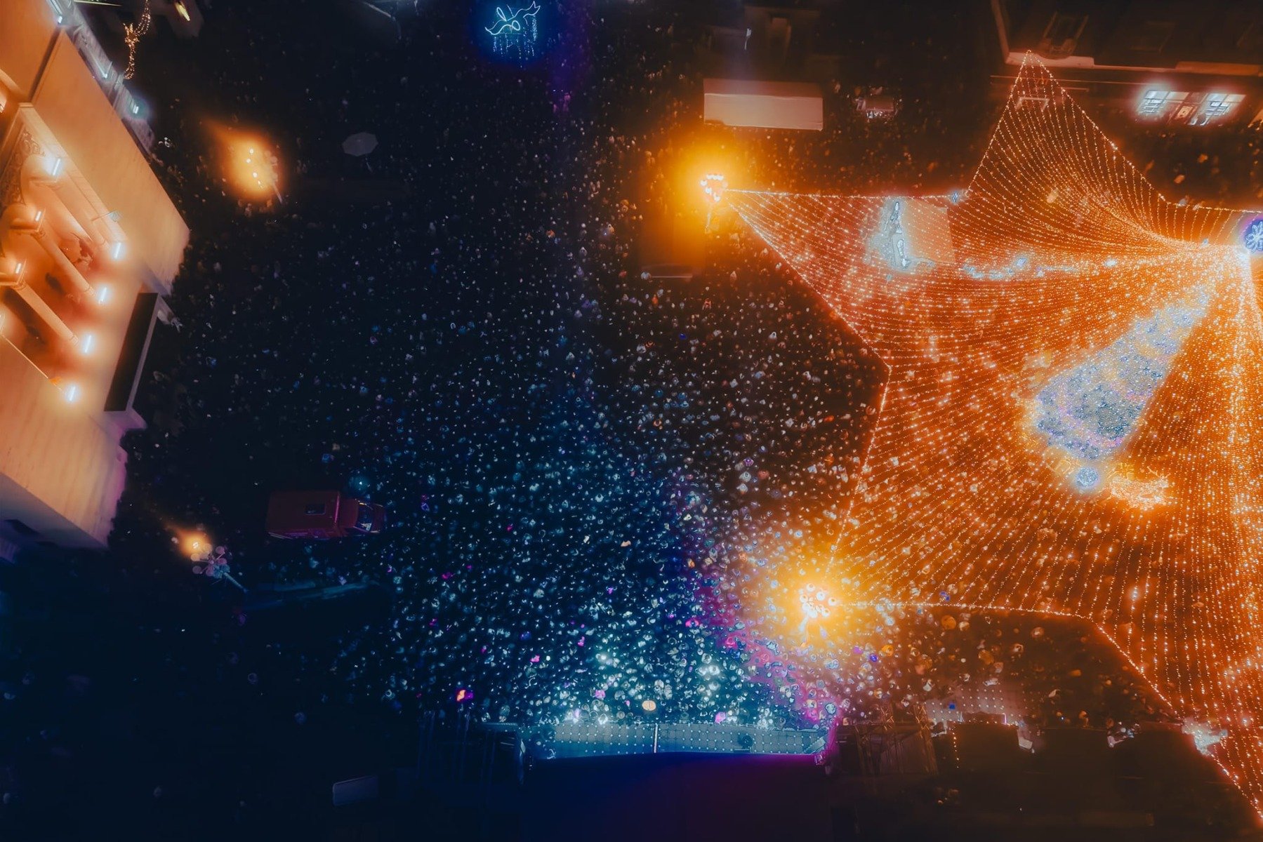 Revelionul în marile orașe ale României: petreceri gratuite în ciuda austerității guvernamentale Deși perspectivele economice pentru anul 2025 sunt dominate de ideea austerității bugetare impuse de către Guvern, cetățenii din cele mai mari orașe ale țării se pot bucura, totuși, de evenimente festive gratuite în noaptea dintre ani