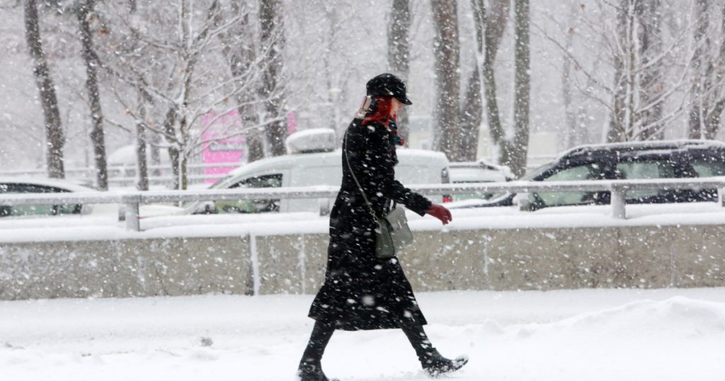 [ad_1] Meteorologii au emis noi alerte meteo pentru următoarele zile, inclusiv un cod Roșu de ninsori în zona montană