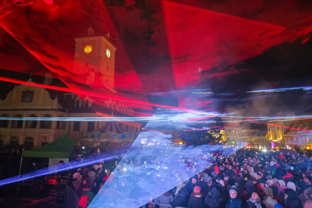 Brașovul pregătește un Revelion spectaculos în centrul orașului, în Piața Sfatului, unde, pe măsură ce se apropie miezul nopții, localnicii și turiștii se vor putea bucura de un eveniment de proporții, plin de muzică, lumină și atmosferă festivă