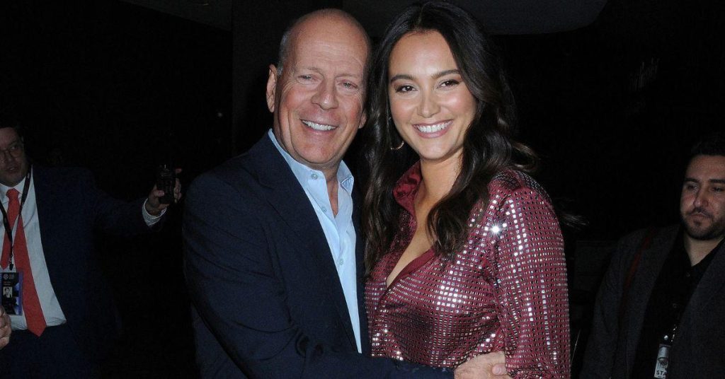 Emma Heming, între recunoștință și durere: Povestea unei iubiri pe cale de a fi transformată Emma Heming, soția actorului Bruce Willis, a vorbit recent despre cum îmbină recunoștința cu valurile de durere pe care le experimentează în urma diagnosticului de demență a soțului ei