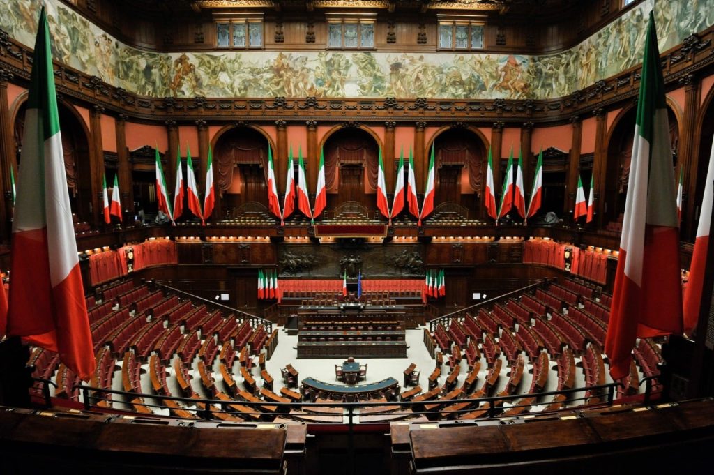 Guvernul italian își reiterează angajamentul de sprijin pentru Ucraina, aprobând continuationarea ajutorului militar până în 2026 Guvernul italian a dat oficial undă verde luni pentru susținerea pe termen lung a Ucrainei în războiul declanșat de Rusia, aprobând un decret care autorizează continuarea livrărilor de arme și sprijin militar până în anul 2026