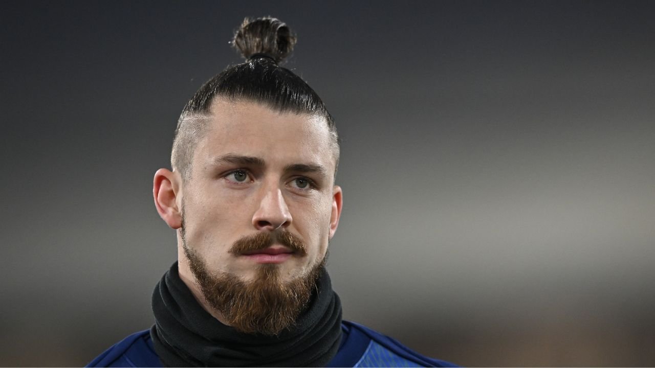 De la absență la reîntoarcere – Dragusin strălucește la Tottenham Fundașul român Andrei Dragusin, în vârstă de 23 de ani, a reușit să capteze atenția publicului și a specialiștilor din fotbalul european după o perioadă lungă de recuperare