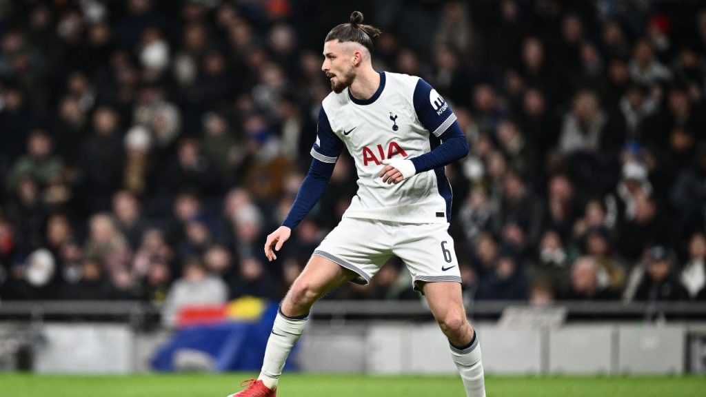 Crystal Palace – Tottenham, la ora 18:30, transmisie în direct pe VOYO. Radu Drăgușin se poate pregăti pentru primul său meci din acest sezon de Premier League.