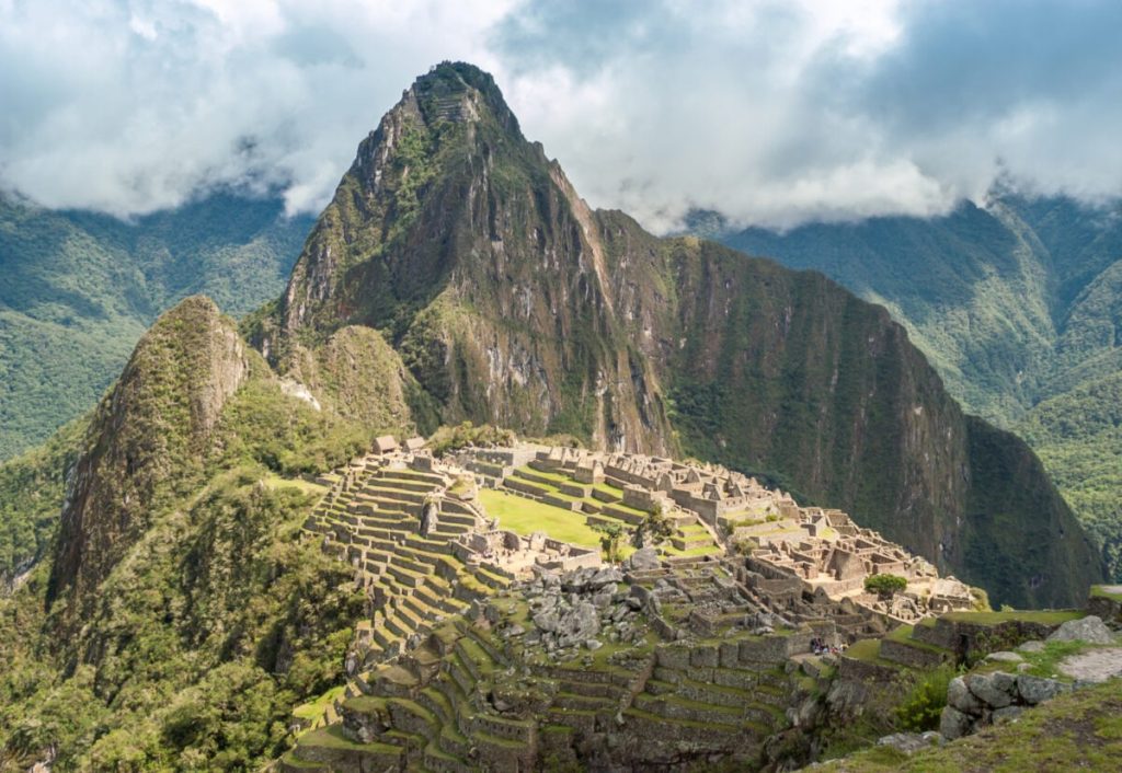 Accident grav în inima Peruului: două trenuri s-au ciocnit în apropierea faimosului sit arheologic Machu Picchu, lăsând în urmă o scenă de distrugere, victime și întrebări despre siguranța transporturilor turistice din regiune