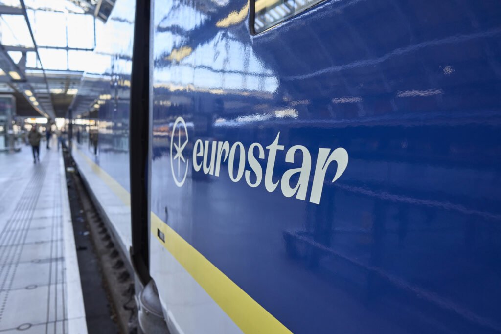 Eurostar anunță suspendarea traficului între Londra și principalele capitale europene după un incident tehnic major Transportul feroviar de pasageri între Marea Britanie și continentele europene a fost zdruncinat marți după-amiază, când Eurostar, operatorul de trenuri rapid care face legătura între Londra și capitalele Europene, a anunțat suspendarea completă a serviciilor