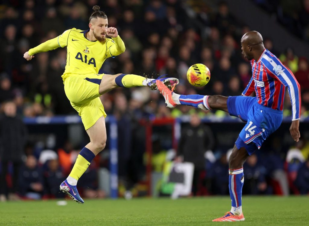 Radu Drăgușin este din nou în acțiune! Ce performanțe a avut la Crystal Palace?