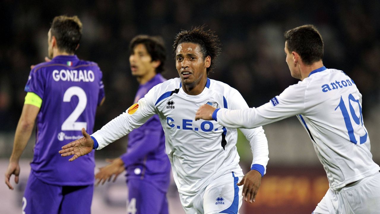 Bătălia pentru Play-off-ul Superligii: O Luptă Acerbă în Trecerea Spre Obiective Înalte Sezonul curent al Superligii se dovedește a fi unul marcat de intensitate și competiție acerbă, iar lupta pentru locurile de play-off capătă din ce în ce mai multă substanță