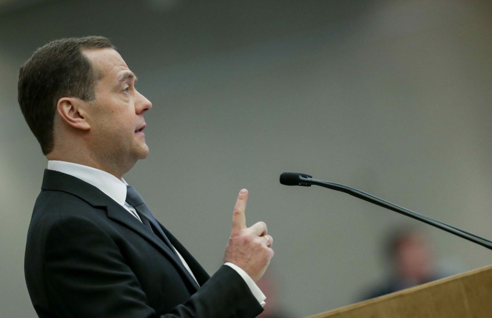 Medvedev amenință cu moartea președintele ucrainean, într-un discurs plin de insulte Un nou episod tensionat în războiul din Ucraina a stârnit reacții în cercurile politice internaționale, după ce fostul președinte rus Dmitri Medvedev l-a amenințat cu moartea pe președintele ucrainean Volodimir Zelenski