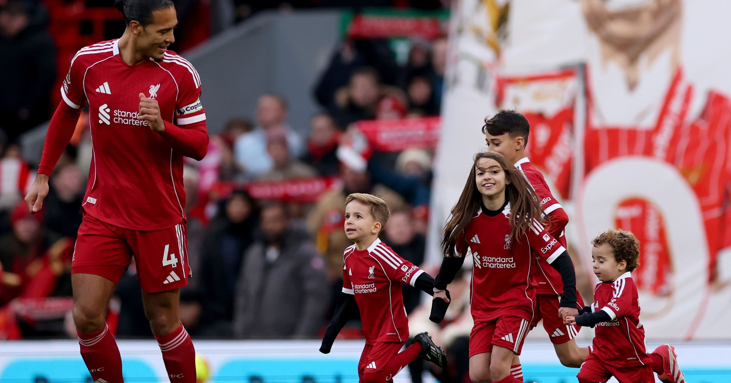 [ad_1] Etapa cu numărul 18 din Premier League a adus meciuri intrigante și momente emoționante, inclusiv omagiul adus lui Diogo Jota, fost fotbalist al Liverpool și Wolverhampton