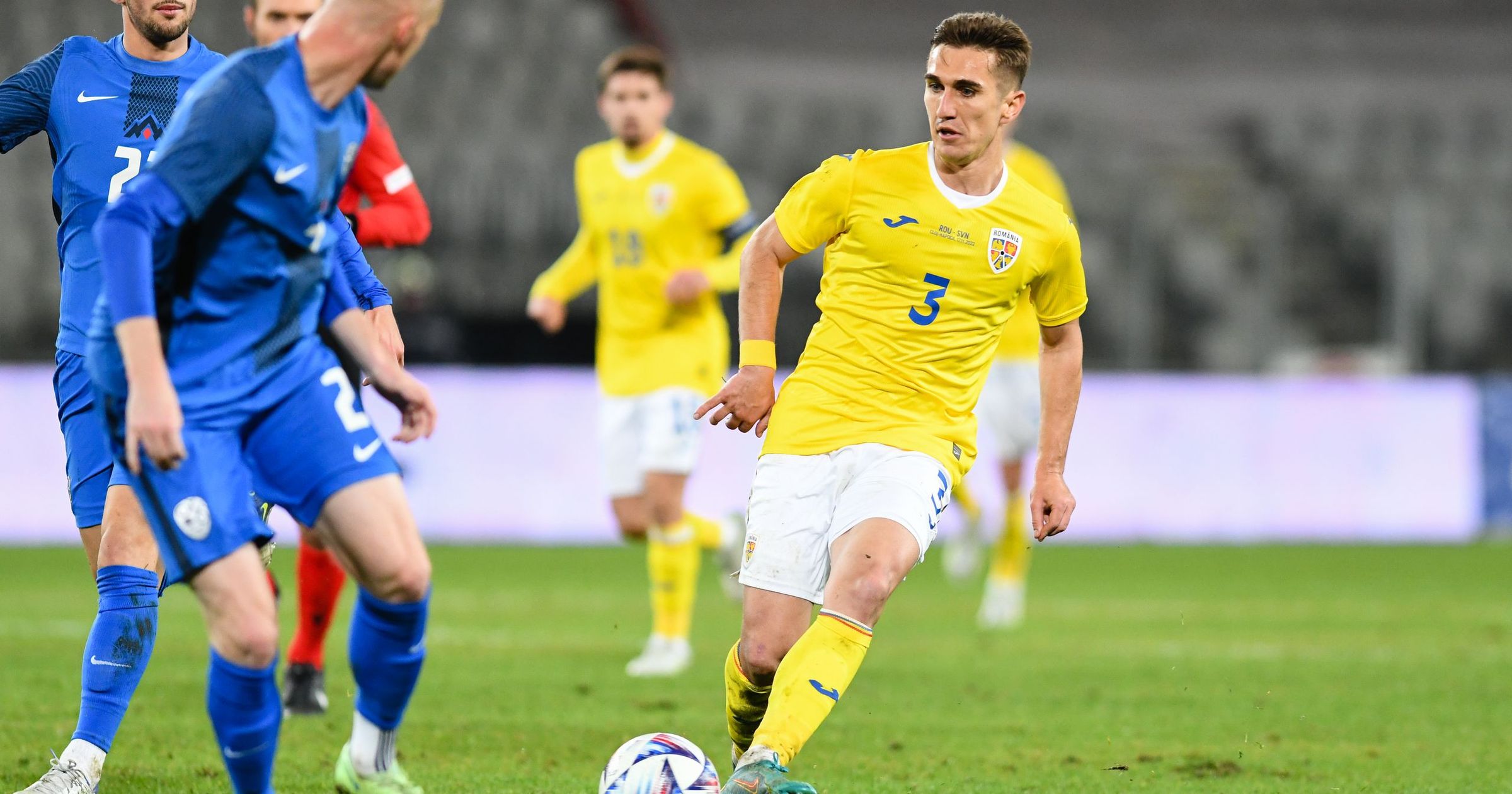 Dinamo reia negocierile de transferuri: un nou fundaș pe cale să îmbrace tricoul câinilor roșii Clubul Dinamo București face pași importanți pe piața transferurilor, președintele Andrei Nicolescu confirmând semnarea unui nou jucător